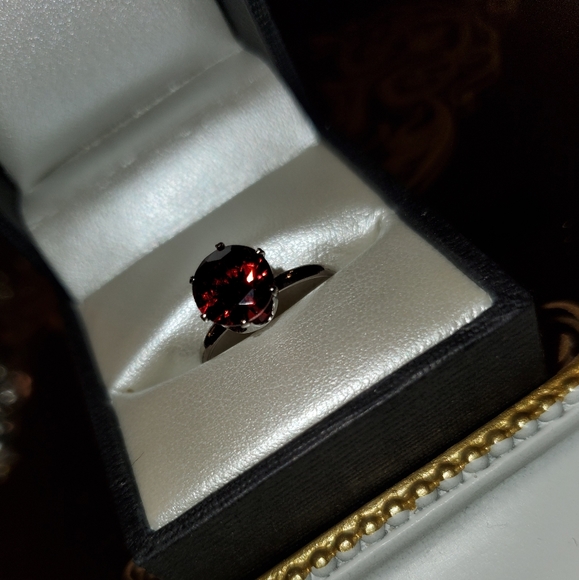 1.2 Carat AAA zirconia garnet birthstone ring - Picture 3 of 6